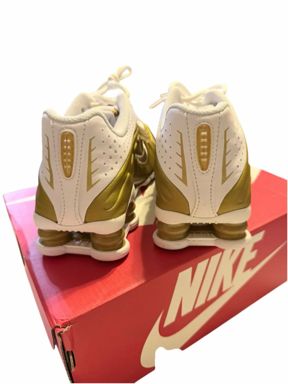 Men's/Youth Nike Shox R4 Sneakers Gold/White Size 4Y